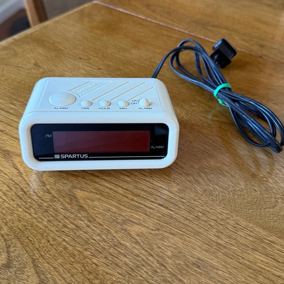 VINTAGE SPARTUS LED ALARM CLOCK - Picture 2 of 6